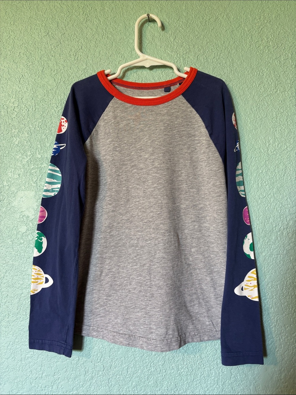 Mini Boden Boys 9/10 Gray Body Navy Sleeves Raglan Tee with Planets Like New